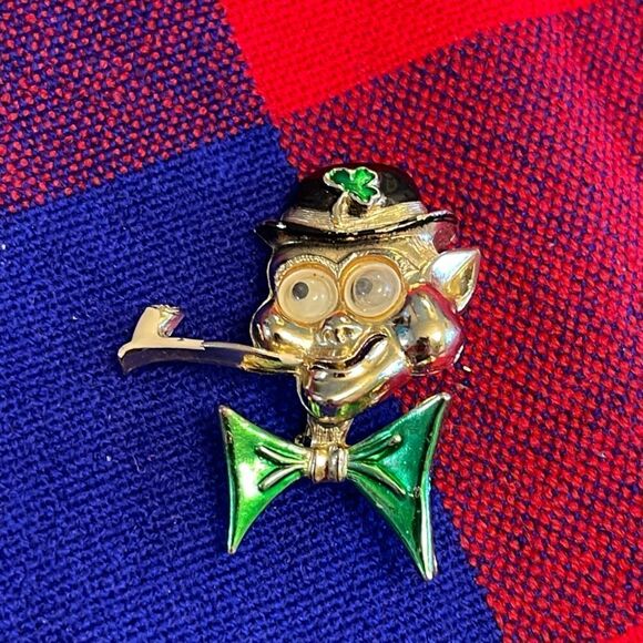 Signed Beatrix Enamel Google Eyed Leprechaun Brooch Vintage St. Patrick's Day - Picture 1 of 5